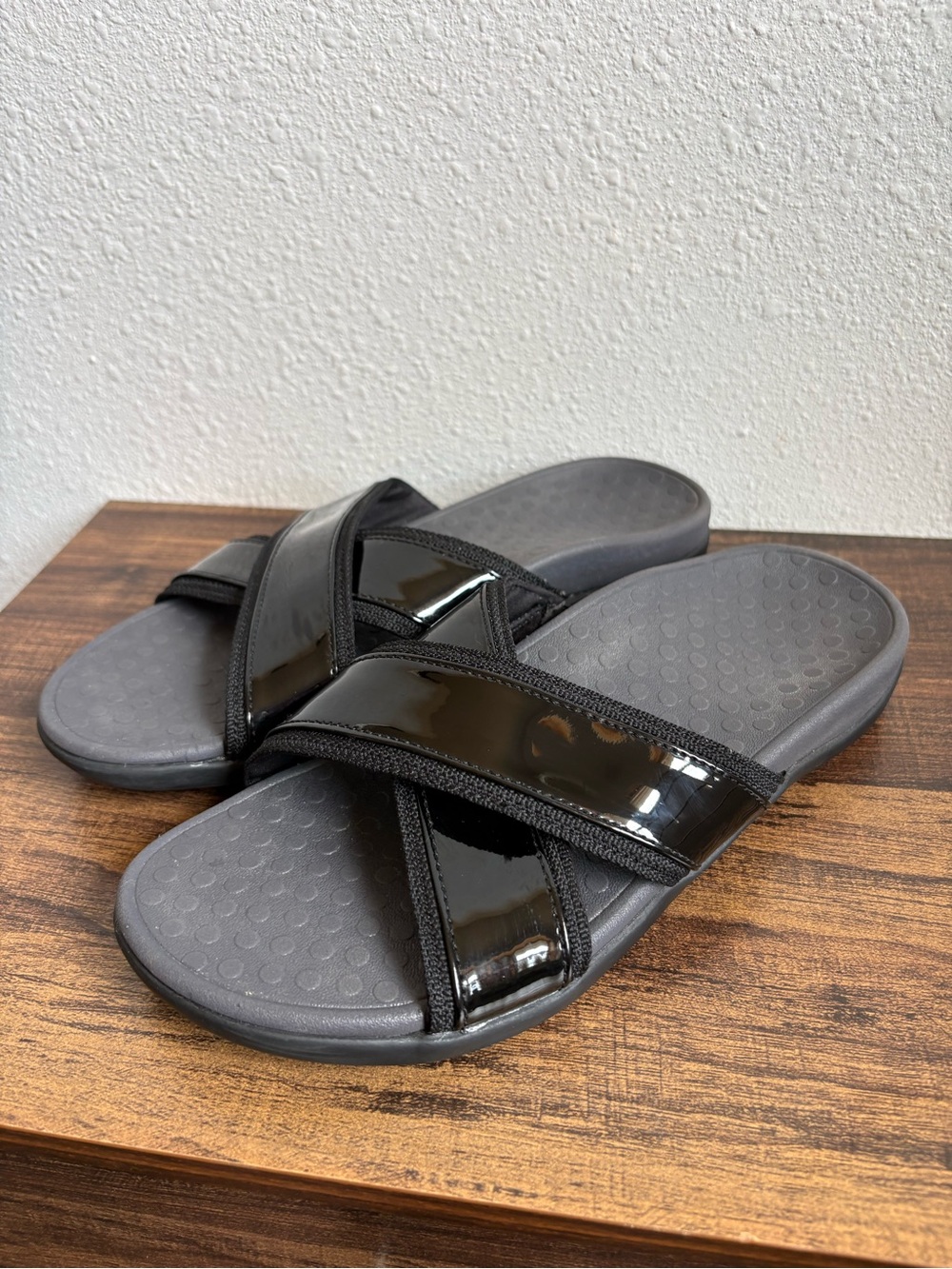 Vionic Merced Women’s Cross-strap Slide Sandals